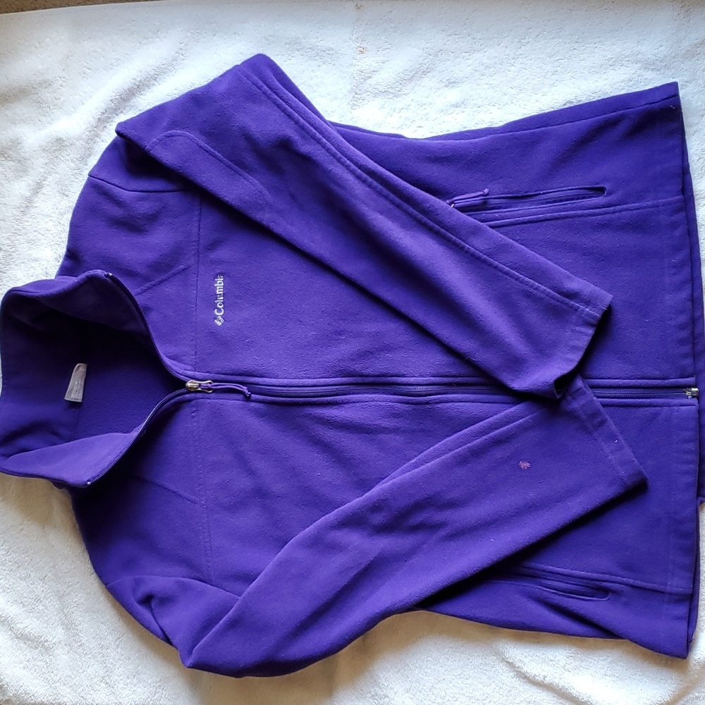 Columbia Women's Fitted Fleece Jacket in Purple. 2 front pockets 2 inside pocket